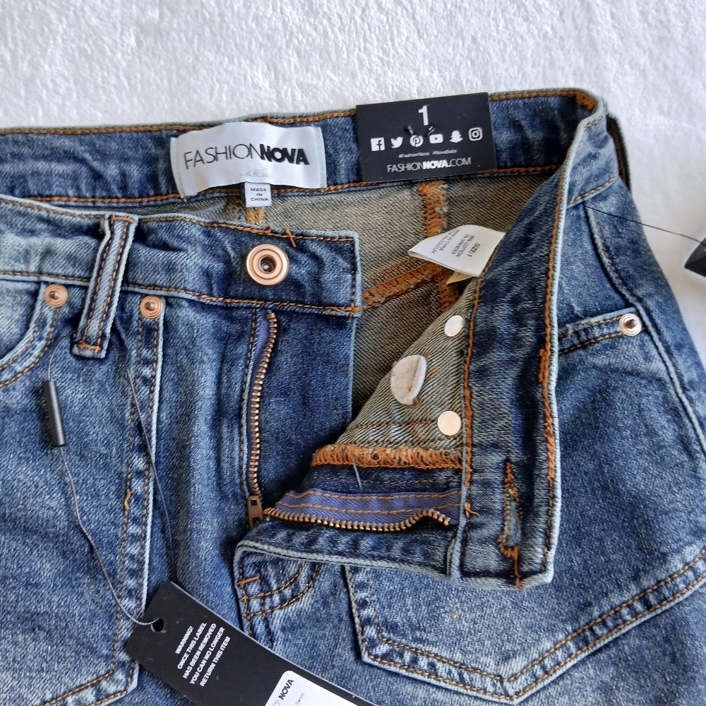 NWT Fashion Nova Medium Wash Denim Shorts Juniors 1 / Women's XS Rolled Cuffs - Picture 3 of 5